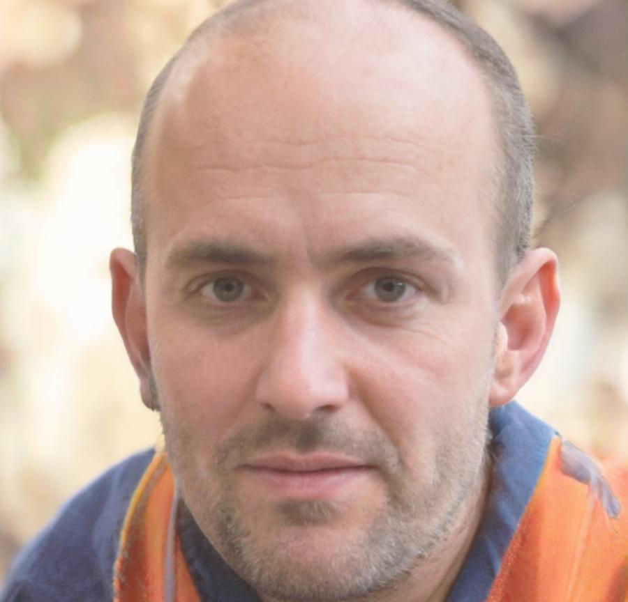 Portrait de Marc Dubois, expert en planification budgétaire